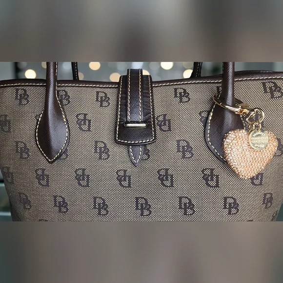 Classic & Vintage Dooney & Bourke Signature Collection Bag W/Bling Heart Charm - Picture 8 of 16